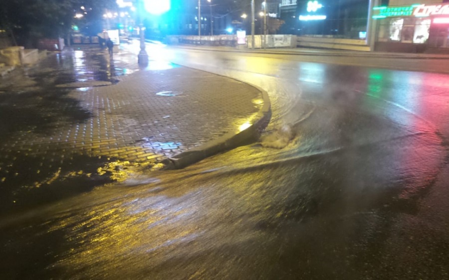 Около музея Изобразительных искусств в Екатеринбурге произошла коммунальная авария Около музея Изобразительных искусств в Екатеринбурге произошла коммунальная авария