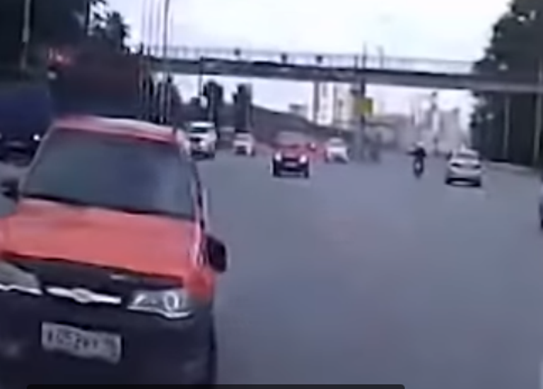 Екатеринбургский байкер отомстил автолюбителю за чуть не случившееся ДТП Екатеринбургский байкер отомстил автолюбителю за чуть не случившееся ДТП