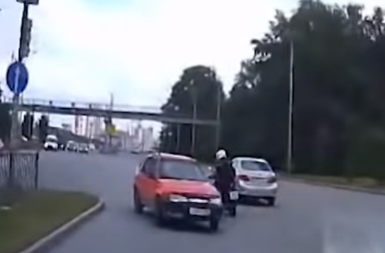 Екатеринбургский байкер отомстил автолюбителю за чуть не случившееся ДТП Екатеринбургский байкер отомстил автолюбителю за чуть не случившееся ДТП