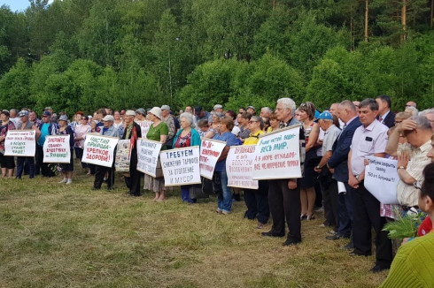 Свердловский шахтерский поселок, подтопляемый грунтовыми водами, посетили вице-губернатор и депутат Госдумы