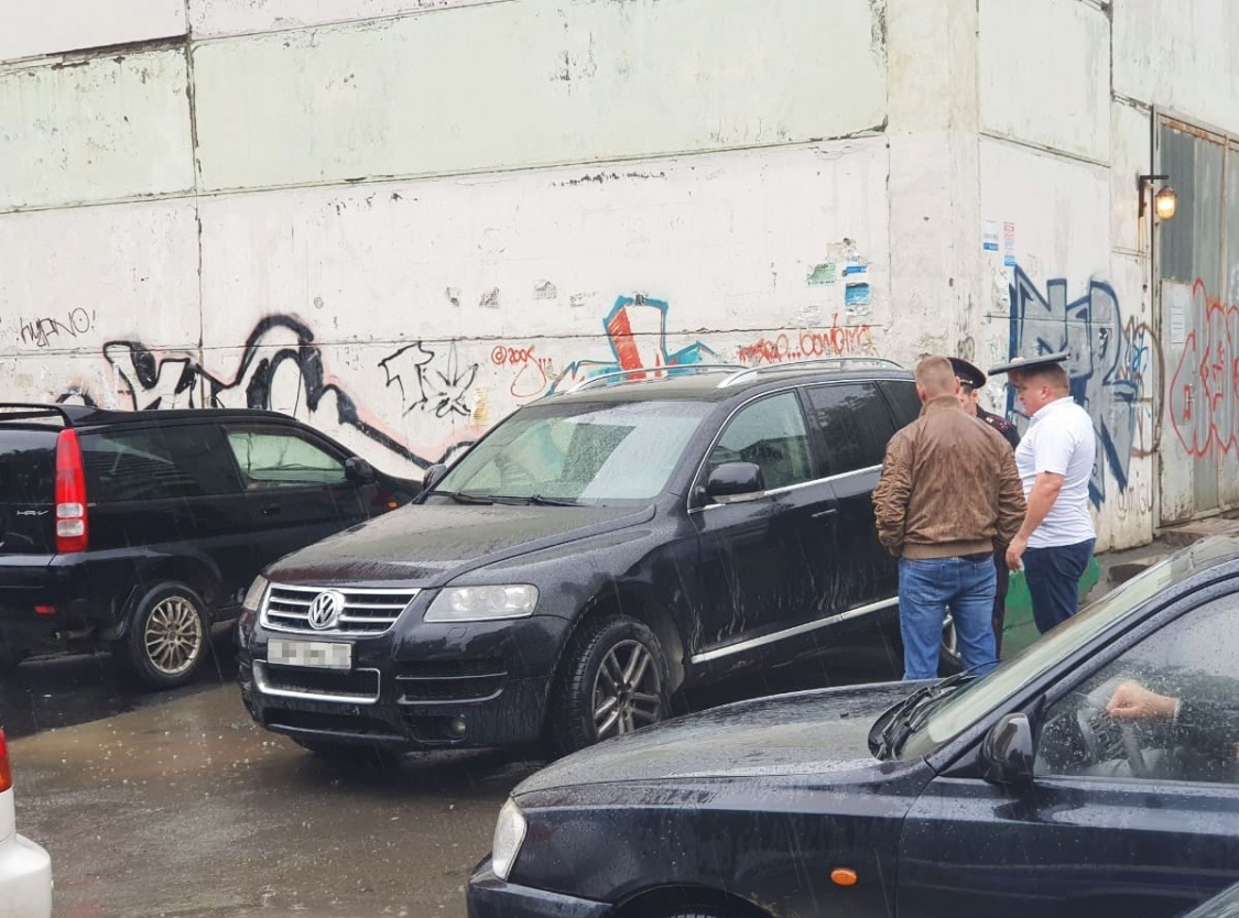 В Екатеринбурге на Уралмаше прозвучали выстрелы. Убит молодой мужчина В Екатеринбурге на Уралмаше прозвучали выстрелы. Убит молодой мужчина