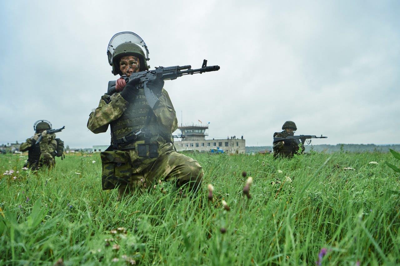 Десятки школьников приняли участие в военно-патриотических обучающих сборах на аэродроме Быньги