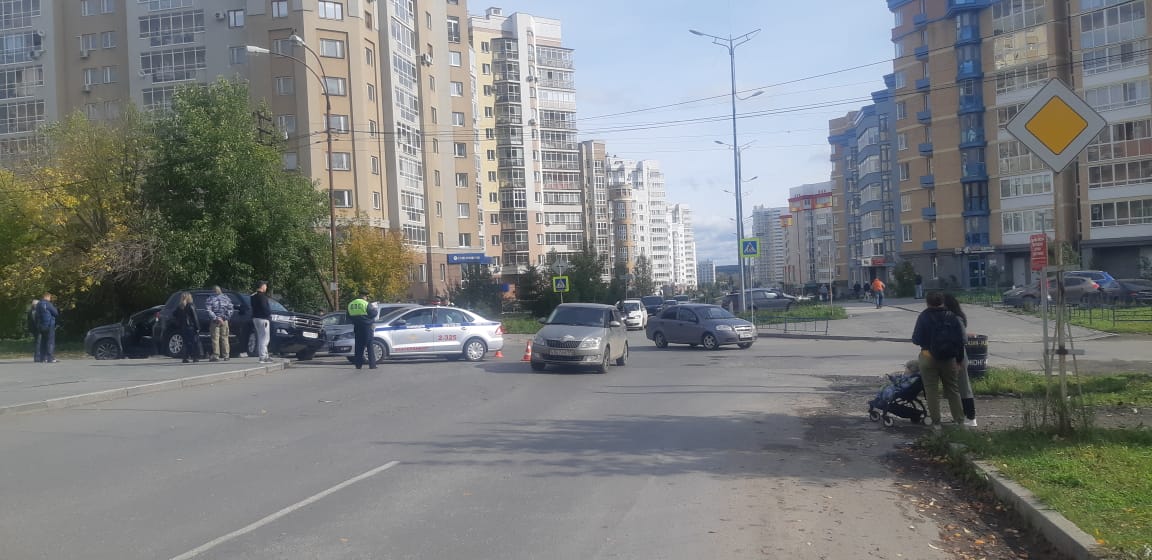 В Екатеринбурге в районе Южного автовокзала произошло массовое ДТП с пострадавшими