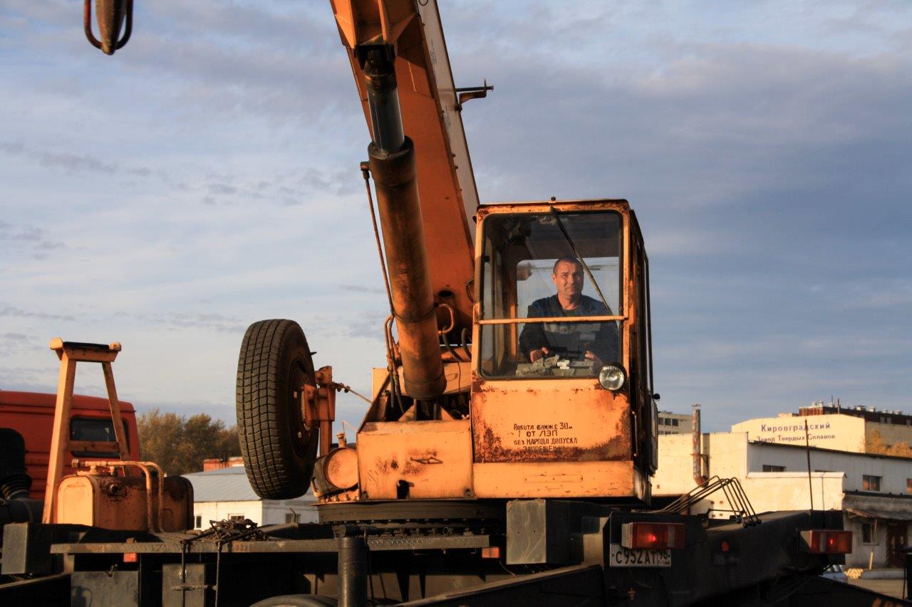 В Свердловской области подъёмные краны сыграли в дартс В Свердловской области подъёмные краны сыграли в дартс