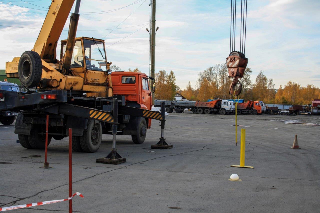 В Свердловской области подъёмные краны сыграли в дартс В Свердловской области подъёмные краны сыграли в дартс