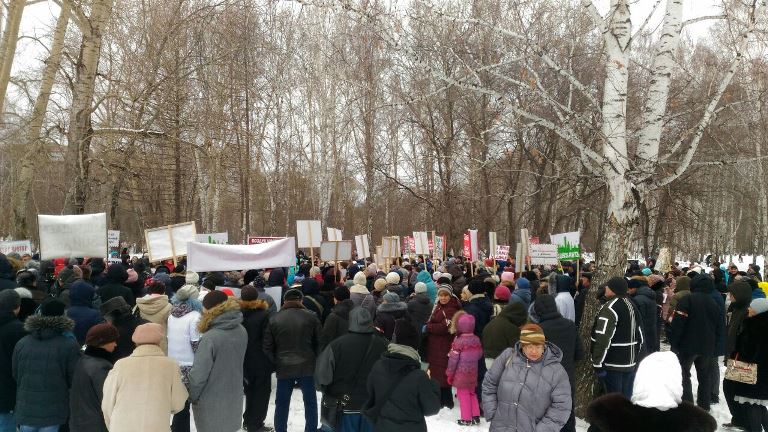 «Нам здесь жить»: в Екатеринбурге проходит митинг против строительства мусорного полигона