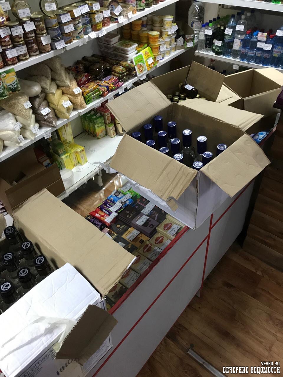 В Первоуральске из круглосуточного магазина полицейские изъяли водку с коньяком В Первоуральске из круглосуточного магазина полицейские изъяли водку с коньяком