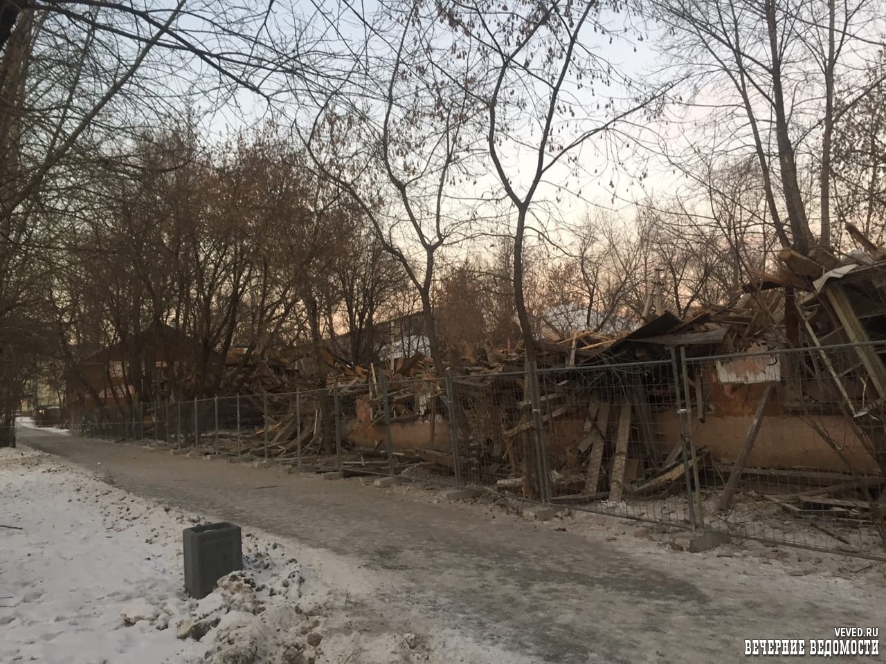В Екатеринбурге на Втузгородке начали снос аварийных домов. На их месте появится новый ЖК В Екатеринбурге на Втузгородке начали снос аварийных домов. На их месте появится новый ЖК