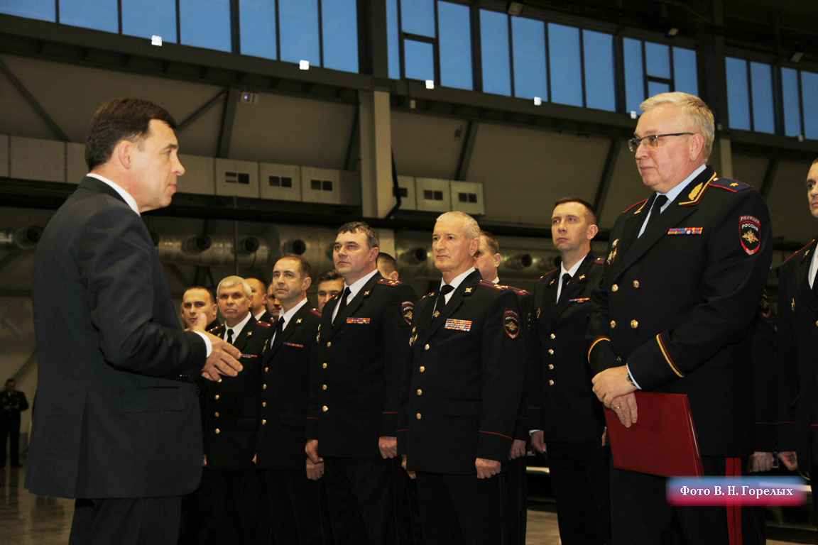 Свердловским полицейским вручили 57 новых автомобилей Лада Веста Свердловским полицейским вручили 57 новых автомобилей Лада Веста