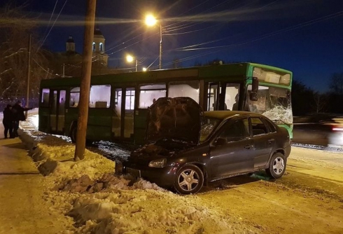 В результате столкновения легковушки с автобусом в Екатеринбурге погиб человек