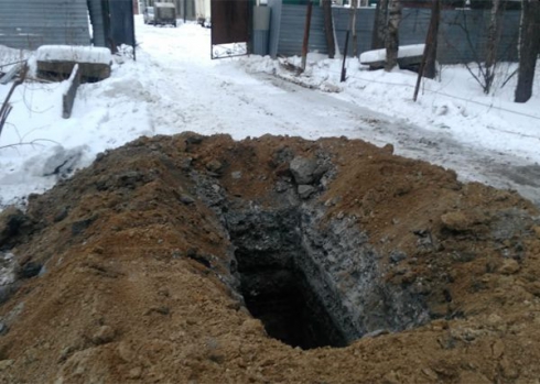 В столице Урала похоронили человека в могиле посреди дороги