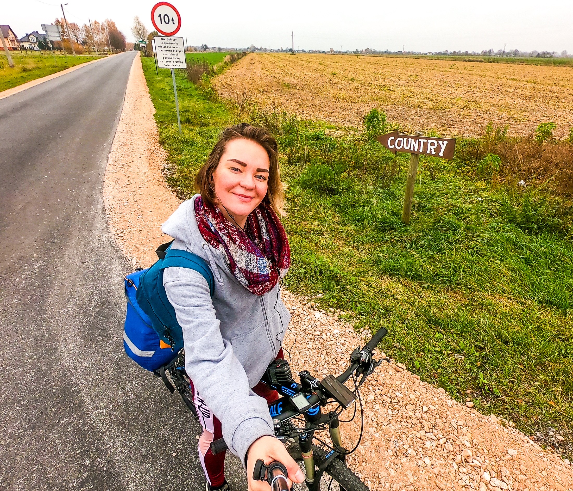 Красивые велосипедистки. Красивые девушки на велосипеде. Аня смолина путешественница. Велопарад 2023. Девушка проехала на велосипеде.
