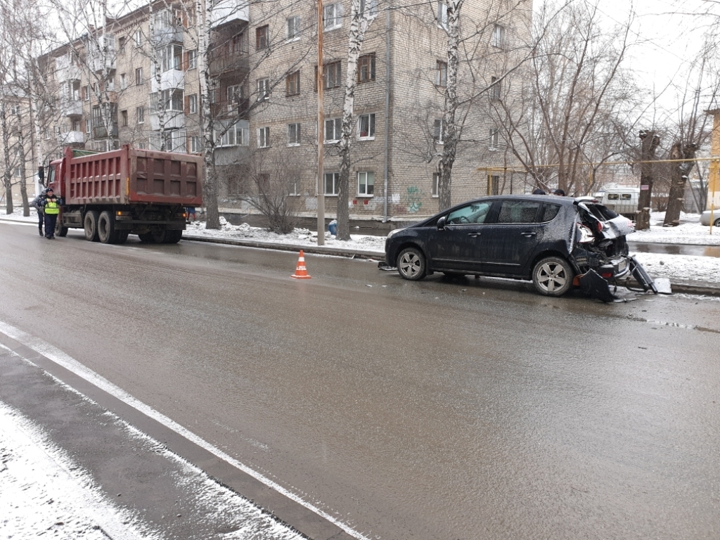 В Екатеринбурге грузовик протаранил легковушку. Двое детей пострадали