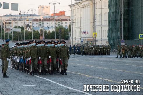 В Екатеринбурге прошла заключительная ночная репетиция Парада Победы