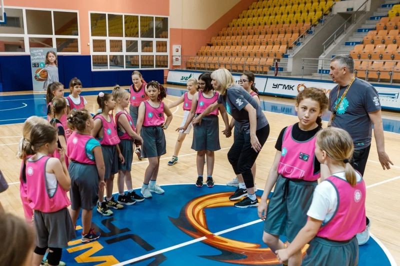 Для юных баскетболисток Урала в рамках проекта ФИБА «Her World, Her Rules» провели мастер-класс