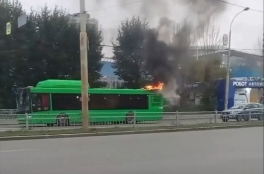 В Екатеринбурге на Уктусе загорелся автобус