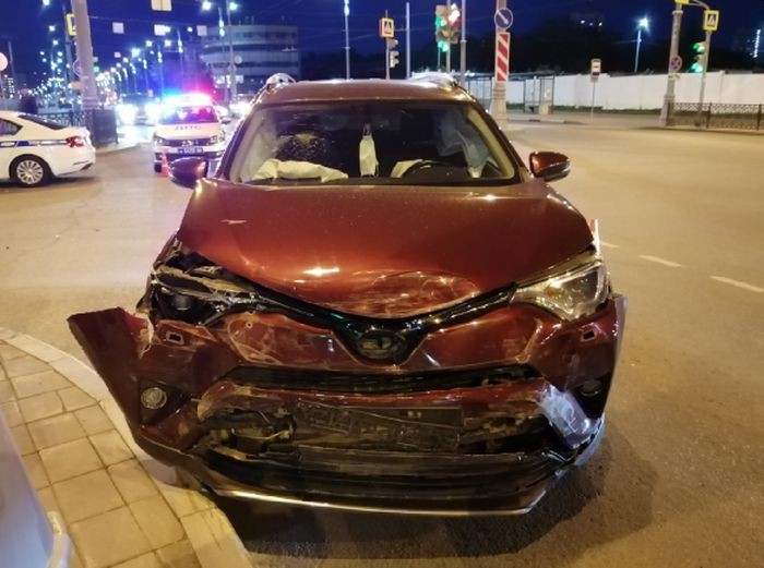 В Екатеринбурге автомобиль столкнулся с двумя машинами и перевернулся, есть пострадавшие