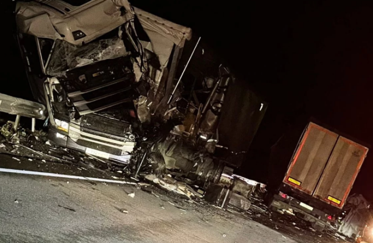 В лобовом столкновении двух грузовиков на трассе Пермь – Екатеринбург погиб человек