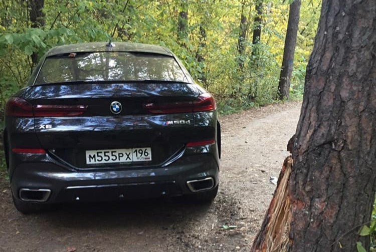 В Екатеринбурге на Шарташе неизвестный на «BMW» врезался в дерево и оставил машину