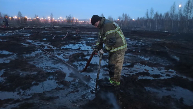 В МЧС предположили, что причиной пожара в микрорайоне Солнечный стал поджог