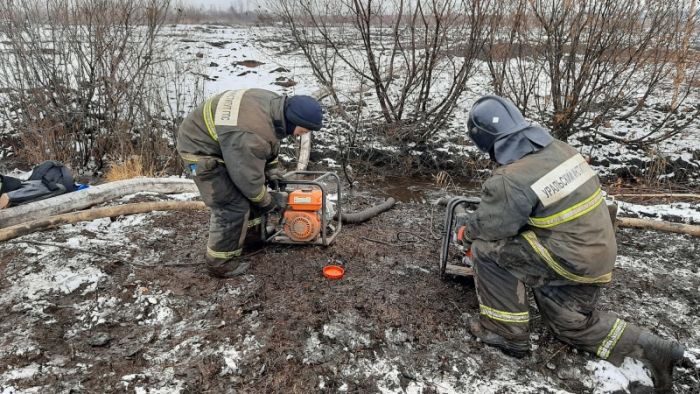 На юге Екатеринбурга продолжают действовать два очага тления торфяника