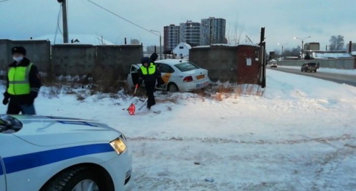 В Екатеринбурге таксист, уходя от столкновения с иномаркой, врезался в забор