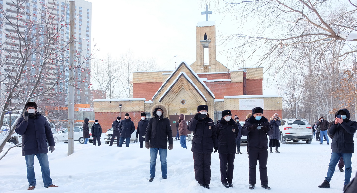 Немногочисленный пикет «За мир и дружбу между народами» в Екатеринбурге натолкнулся на небывалые препятствия со стороны МОБ, полиции и даже губернатора
