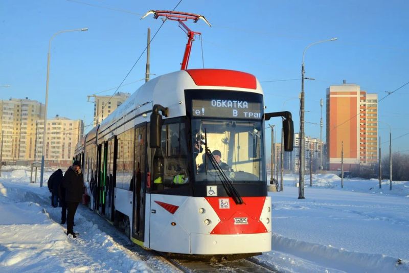 Из Екатеринбурга до Верхней Пышмы проехал новый трехсекционный трамвай