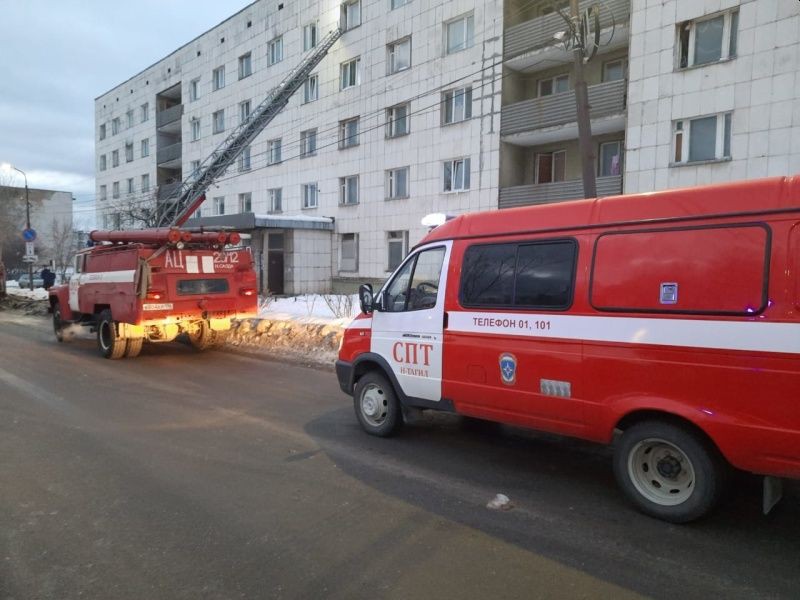 При пожаре в пятиэтажке в Верхней Салде пострадал человек