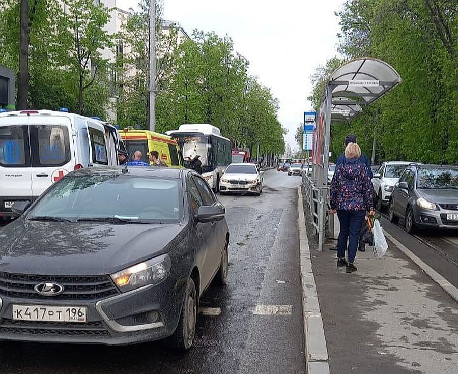 Пьяный водитель BMW врезался в центре Екатеринбурга в автобус и легковушку
