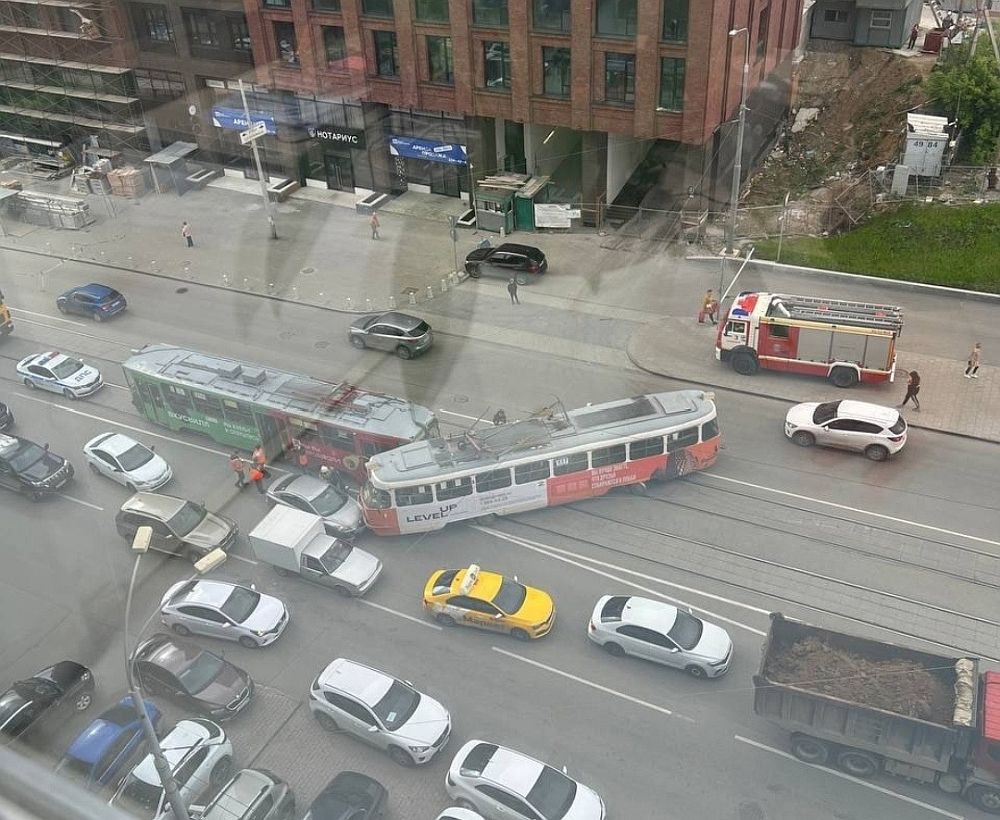 В центре Екатеринбурга столкнулись два трамвая, один вагон сошел с рельсов