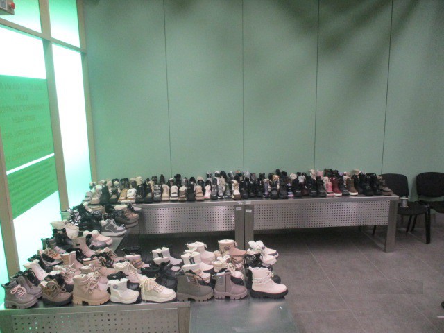 Таможенники Кольцово остановили пассажира со 190 ботинками на правую ногу