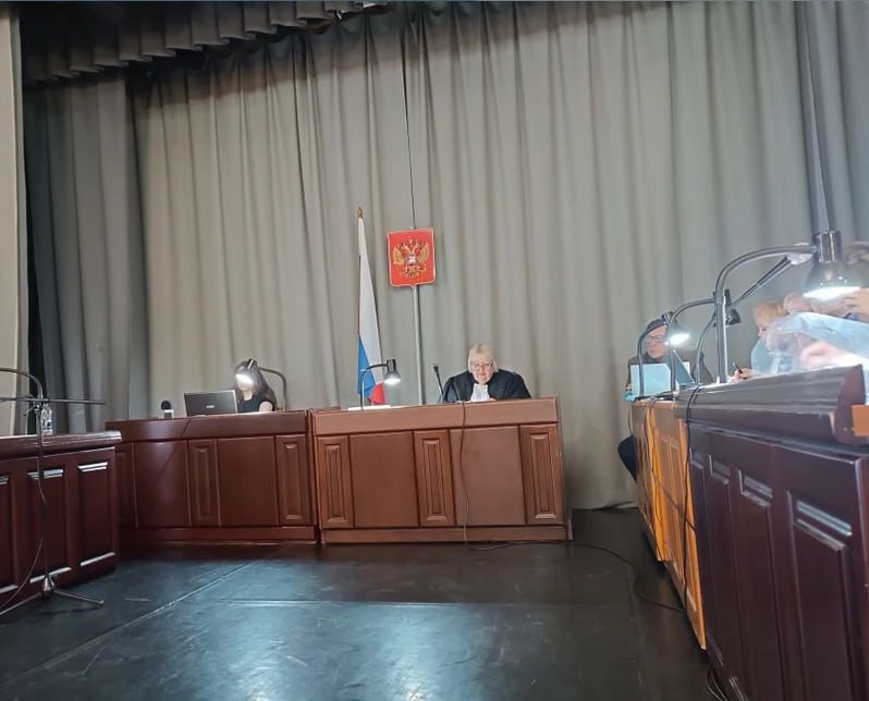 Суд по делу о взрыве газа в Нижнем Тагиле начался в здании ДК и отметился демаршем потерпевшей